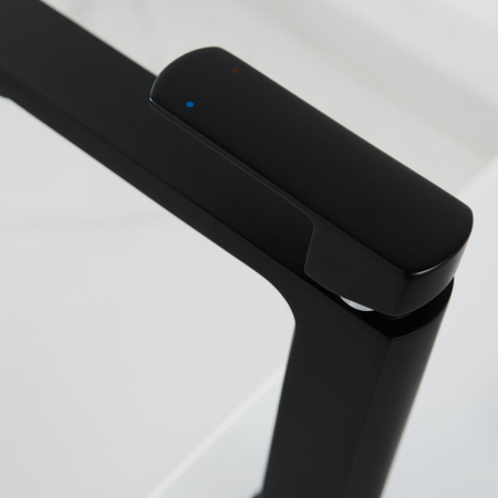 Смеситель для раковины Vincea Next VBF-1N1MB однорычажный, черный Смеситель для раковины Vincea Next VBF-1N1MB однорычажный, черный